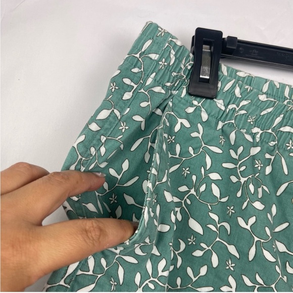 Lands End Sports Tea Green Floral Leaf Pull On Mid Rise Shorts Women’s Sz 16 - Picture 2 of 5